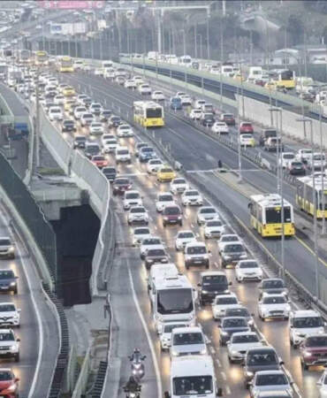 İstanbul’da Yağmur Trafiği Felç Etti! Yoğunluk Yüzde 80’e Aştı