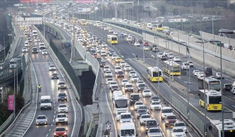 İstanbul’da Yağmur Trafiği Felç Etti! Yoğunluk Yüzde 80’e Aştı