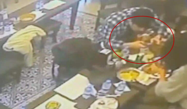 İstanbul’un Göbeğinde Mide Bulandıran Olay! Yemeğinden Çıkan Böcek Dudağını Isırdı