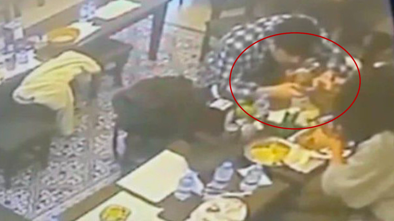 İstanbul’un Göbeğinde Mide Bulandıran Olay! Yemeğinden Çıkan Böcek Dudağını Isırdı