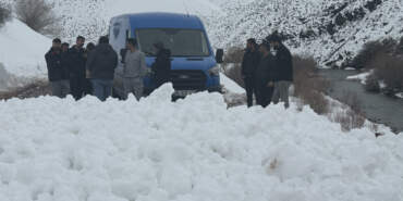 Karlıova-Yedisu Kara Yoluna Araçların Geçtiği Sırada Çığ Düştü