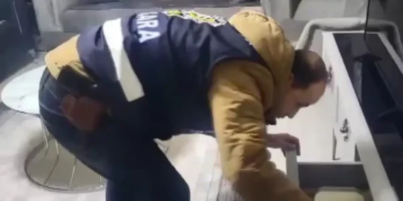 Kendilerini polis ve savcı olarak tanıtıp 15 milyon lira dolandıran şüpheliler yakalandı