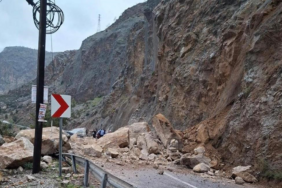 Mersin-Antalya Yolunda Heyelan… Araç Toprak Altında Kaldı