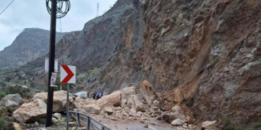 Mersin-Antalya Yolunda Heyelan… Araç Toprak Altında Kaldı