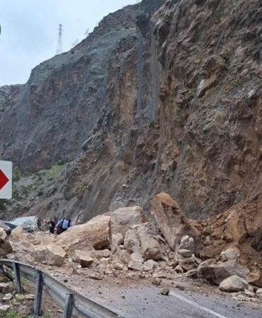 Mersin-Antalya Yolunda Heyelan… Araç Toprak Altında Kaldı