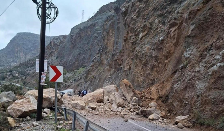 Mersin-Antalya Yolunda Heyelan… Araç Toprak Altında Kaldı
