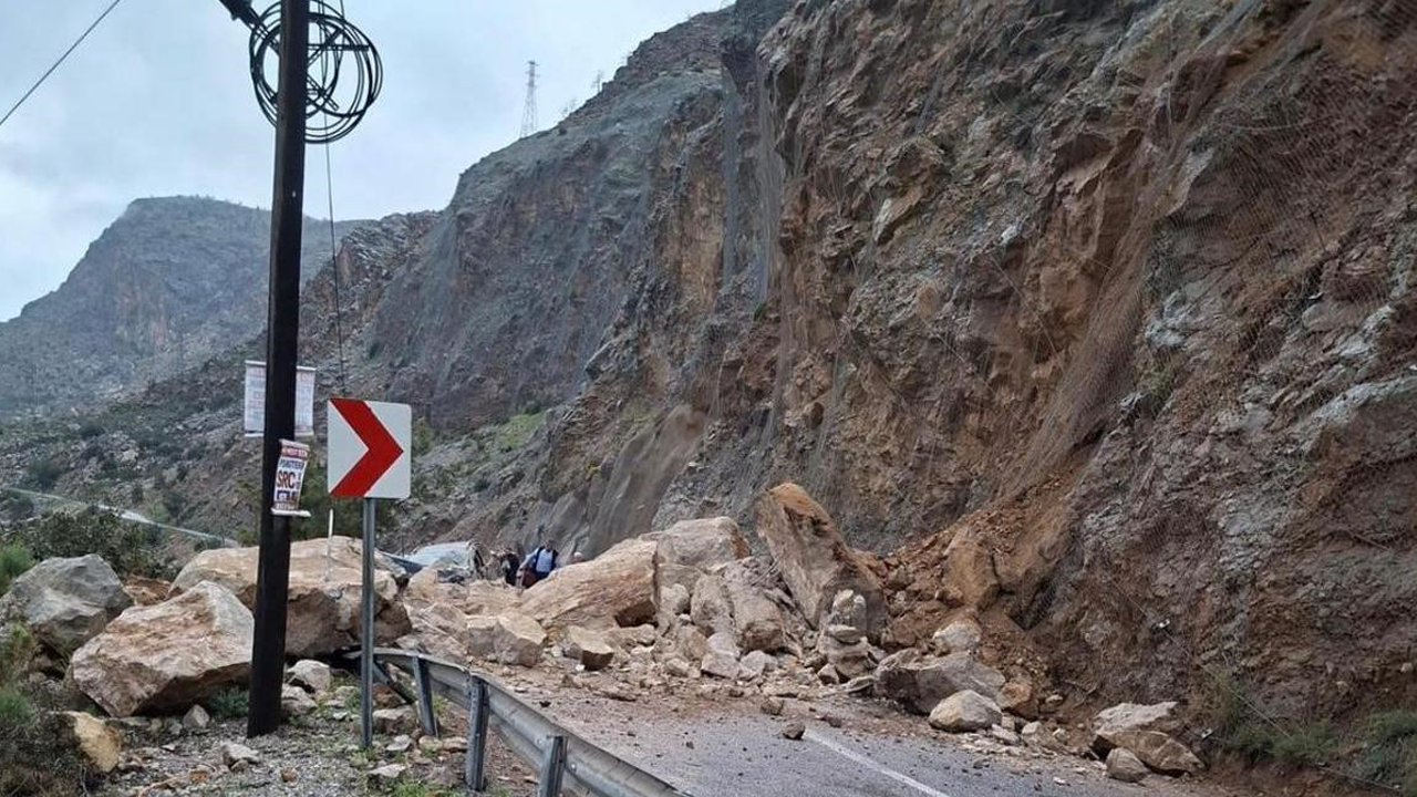 Mersin-Antalya Yolunda Heyelan… Araç Toprak Altında Kaldı