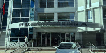 Mersin Büyükşehir Belediyesi’ne Operasyon: Özel Kalem Müdürü Doğukan Uyan Gözaltında