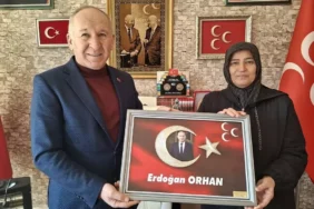 Şehit Anneden MHP İlçe Başkanına Türk Bayrağı Hediyesi