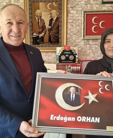 Şehit Anneden MHP İlçe Başkanına Türk Bayrağı Hediyesi