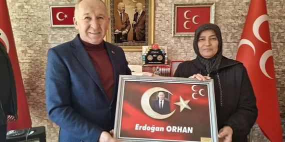 Şehit Anneden MHP İlçe Başkanına Türk Bayrağı Hediyesi