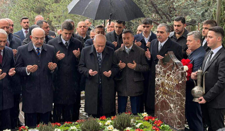 MHP Lideri Devlet Bahçeli, Alparslan Türkeş’in Kabrini Ziyaret Etti: ‘Bayram Sonrası Güçlü Türkiye’nin Adımları Atılacak’