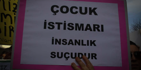 Okul Önünde Çocuk İstismarı! Para ve Meyve Suyuyla Kandırmış