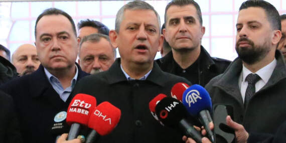 Özgür Özel Bayram Namazını Memleketi Manisa’da Kıldı: ‘İran’ın Geleceğine İranlılar Karar Verecek’