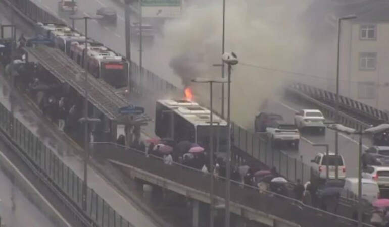 Şişli’de Metrobüste Yangın