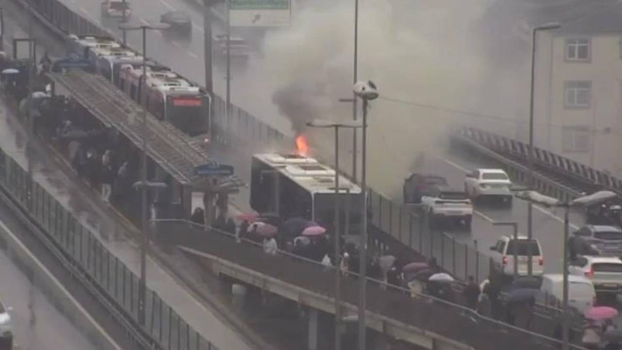 Şişli’de Metrobüste Yangın