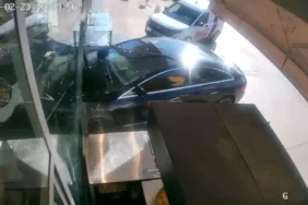 Ankara’da Otomobil Pastaneye Girdi