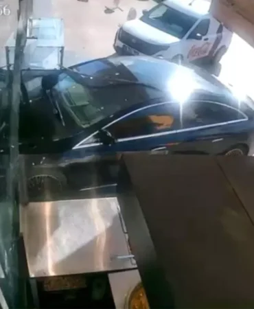 Ankara’da Otomobil Pastaneye Girdi