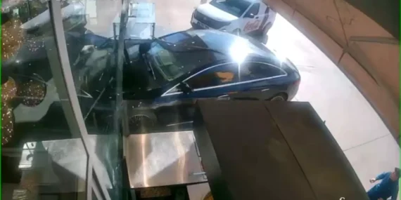 Ankara’da Otomobil Pastaneye Girdi
