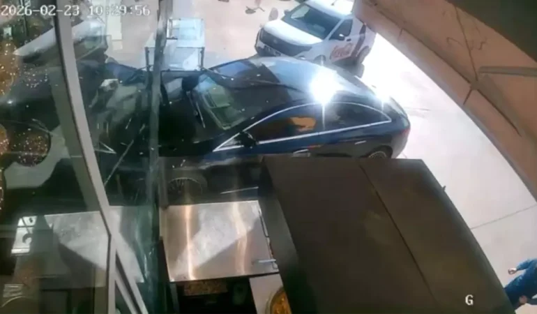 Ankara’da Otomobil Pastaneye Girdi