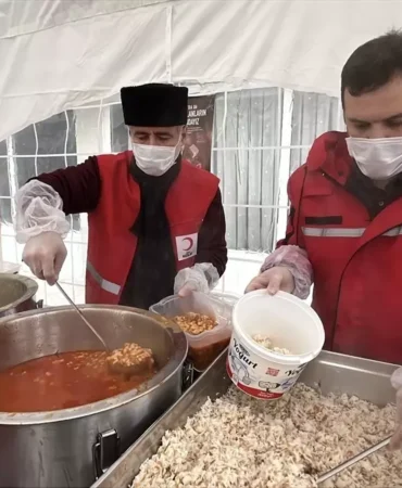 Kızılay Ramazan’da İhtiyaç Sahiplerine 500 Yemek Dağıtıyor