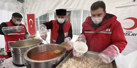 Kızılay Ramazan’da İhtiyaç Sahiplerine 500 Yemek Dağıtıyor
