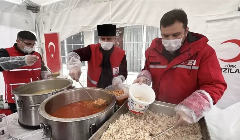 Kızılay Ramazan’da İhtiyaç Sahiplerine 500 Yemek Dağıtıyor