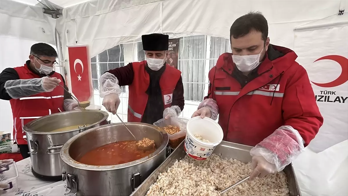 Kızılay Ramazan’da İhtiyaç Sahiplerine 500 Yemek Dağıtıyor