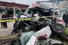 Vakaya Giden Ambulans Kamyona Çarptı! 1 Ölü, 3 Yaralı