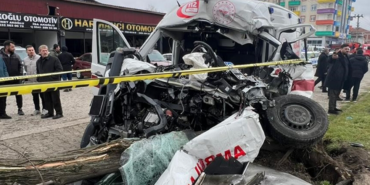 Vakaya Giden Ambulans Kamyona Çarptı! 1 Ölü, 3 Yaralı