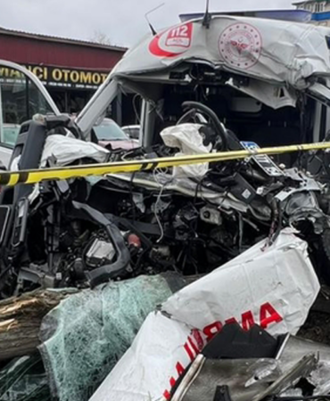 Vakaya Giden Ambulans Kamyona Çarptı! 1 Ölü, 3 Yaralı
