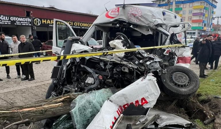 Vakaya Giden Ambulans Kamyona Çarptı! 1 Ölü, 3 Yaralı
