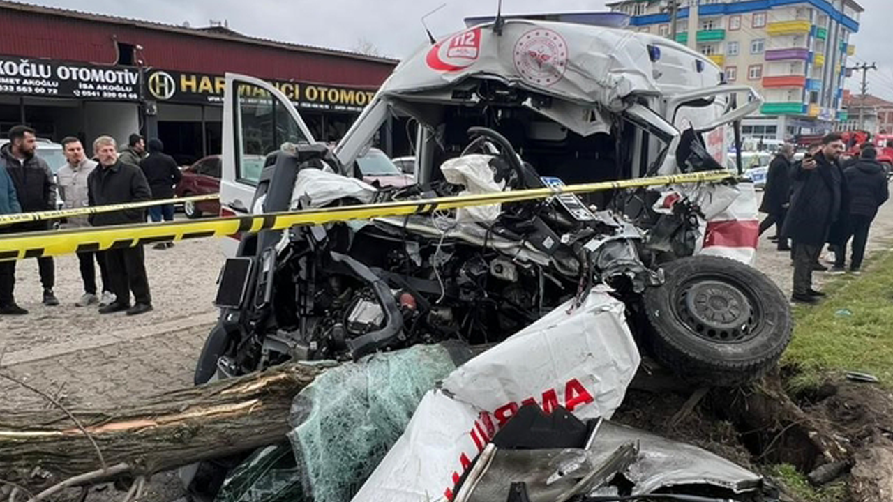Vakaya Giden Ambulans Kamyona Çarptı! 1 Ölü, 3 Yaralı