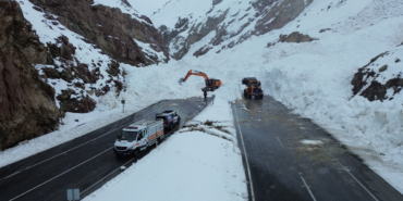 Van-Hakkari Yoluna Çığ Düştü! Araçlar Mahsur Kaldı