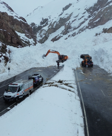 Van-Hakkari Yoluna Çığ Düştü! Araçlar Mahsur Kaldı