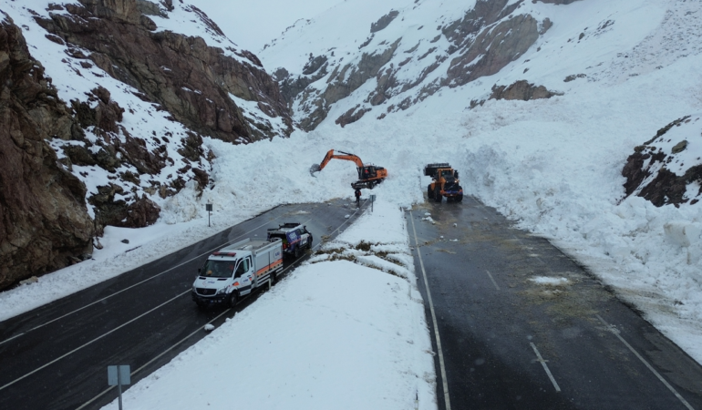 Van-Hakkari Yoluna Çığ Düştü! Araçlar Mahsur Kaldı