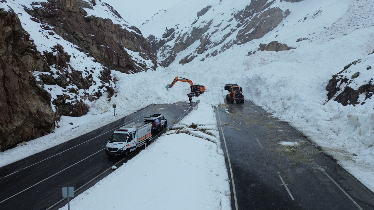 Van-Hakkari Yoluna Çığ Düştü! Araçlar Mahsur Kaldı