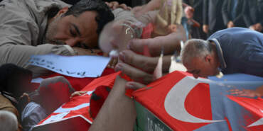 11 Yaşında 8 Fidan… Türkiye Okul Baskınında Ölen Yavrularını Uğurladı