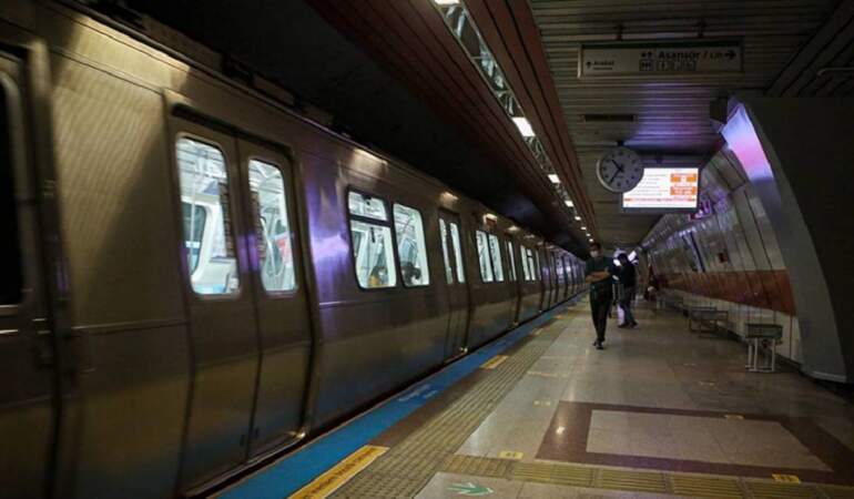 Mecidiyeköy metro istasyonunda intihar girişimi