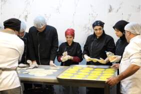 Öğrencilerin emeğiyle yapılıyor, sofraları süslüyor! Adıyaman’ın bayram lezzeti herkese ulaşıyor