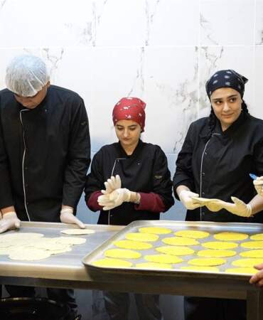 Öğrencilerin emeğiyle yapılıyor, sofraları süslüyor! Adıyaman’ın bayram lezzeti herkese ulaşıyor