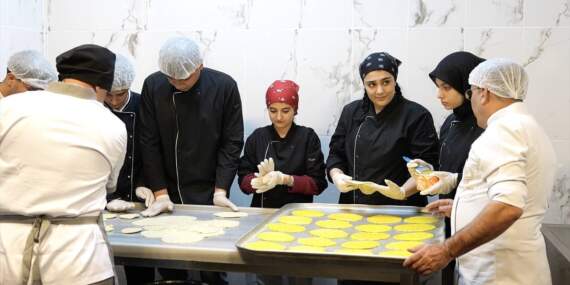 Öğrencilerin emeğiyle yapılıyor, sofraları süslüyor! Adıyaman’ın bayram lezzeti herkese ulaşıyor