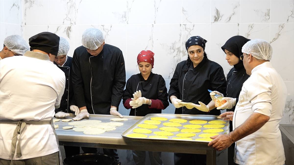 Öğrencilerin emeğiyle yapılıyor, sofraları süslüyor! Adıyaman’ın bayram lezzeti herkese ulaşıyor