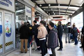 Plaka basım atölyeleri önünde kuyruklar oluştu