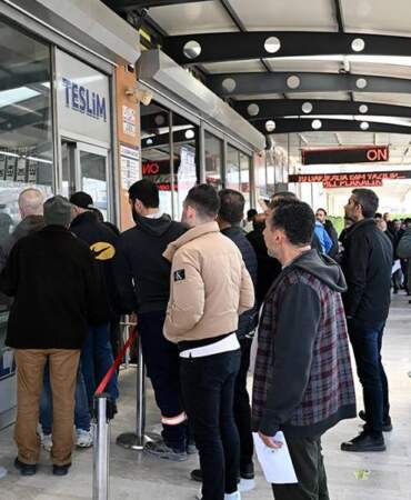 Plaka basım atölyeleri önünde kuyruklar oluştu