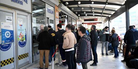 Plaka basım atölyeleri önünde kuyruklar oluştu