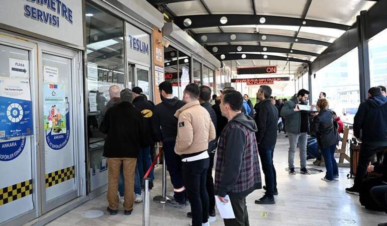 Plaka basım atölyeleri önünde kuyruklar oluştu
