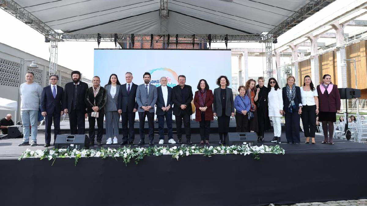 Mutluluğun Bienali kapılarını açtı