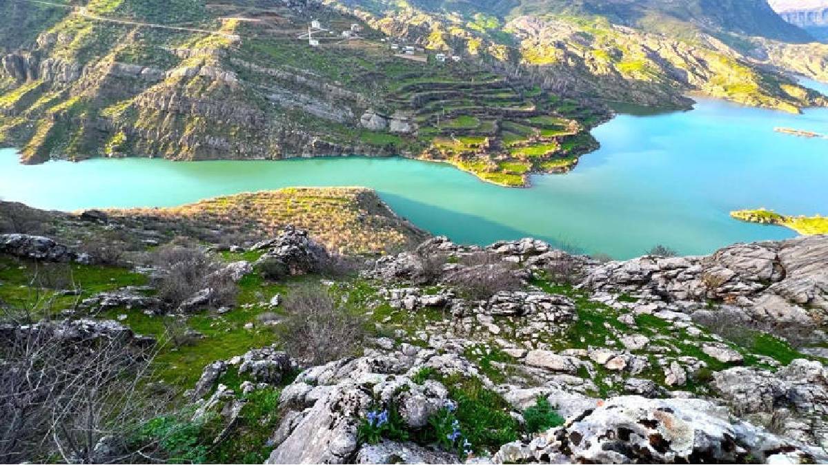 ‘Ayı Nevruzuyla’ Gerger kayaları rengarenk oldu!