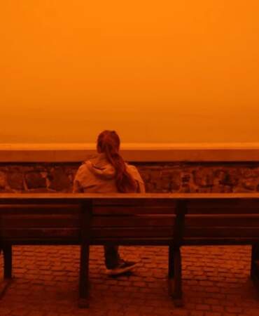 Afrika’dan geldi, Girit Adası’nı kırmızıya bürüdü: Çöl tozları adım adım Türkiye’ye yaklaşıyor